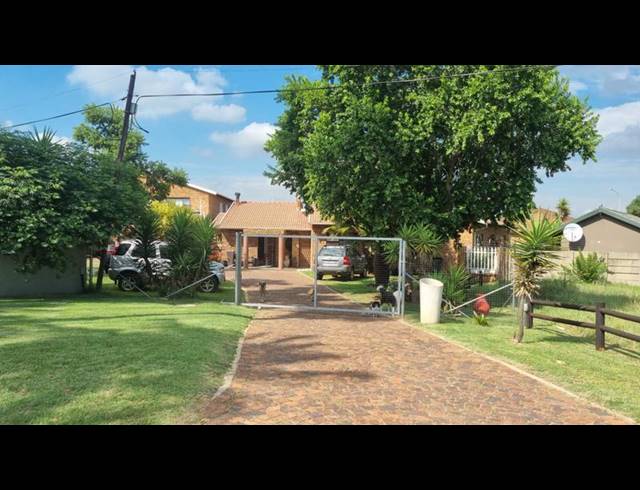 4 BEDROOM HOUSE FOR SALE IN DALPARK EXT 1